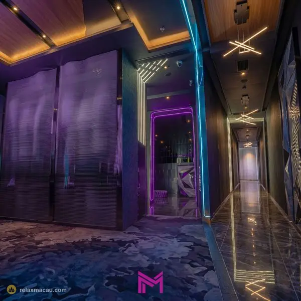 晉會MCLUB霓虹鏡面走廊